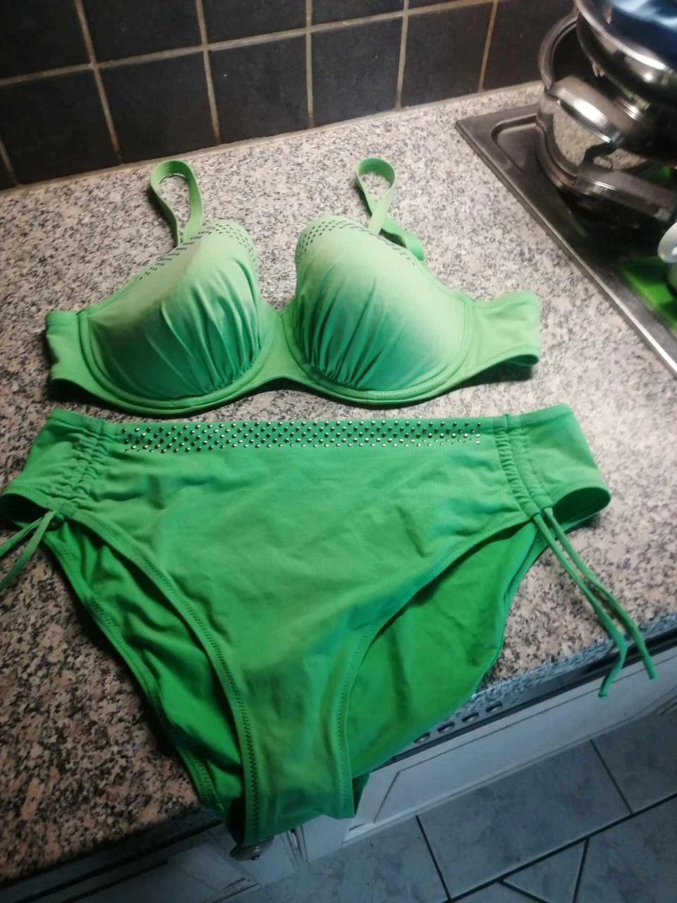 Bikini groen merk lise charmel maat eu 85 d – broekje maat 42